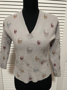 Skull Cashmere V neck cropped sweater with 3/4 sleeve. Size XS.